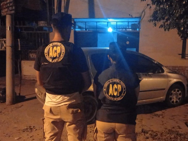 Detienen a dos policías y allanan a un funcionario por el crimen de ex jefe de la barra de Newell's | Policiales