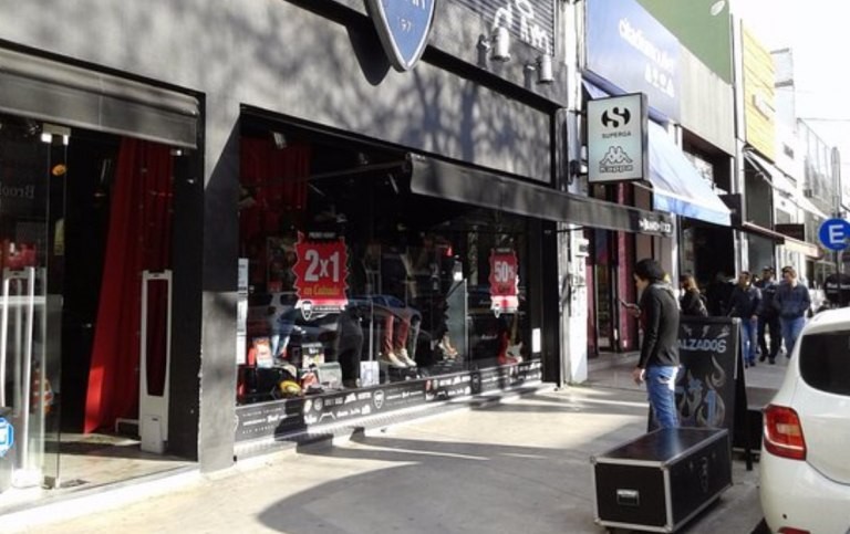 Buenos Aires: Ante la escalada de inflación, algunos negocios ponen precios en dólares | Información General
