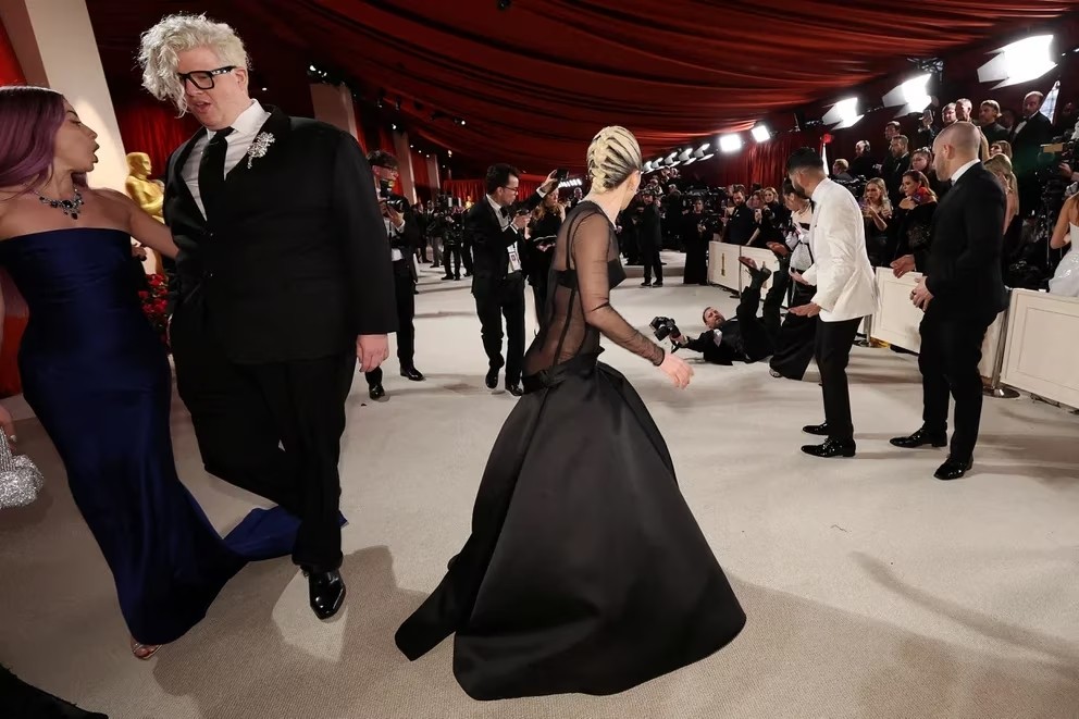 Lady Gaga auxilió a fotógrafo que sufrió caída en los Oscar 2023 | Espectaculos