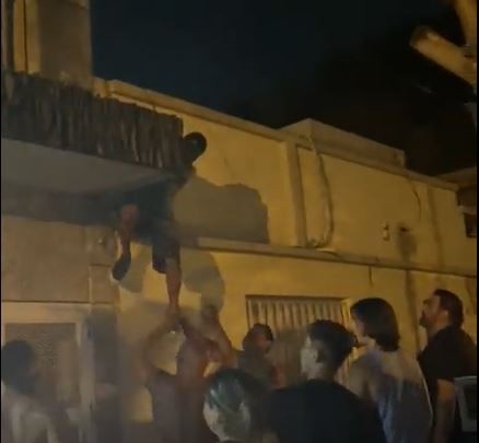 Rosario: Vecinos bajaron al ladrón de un techo, lo golpearon y lo entregaron | Noticias