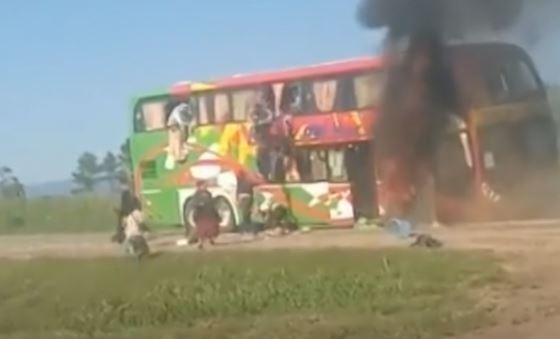 Se prendió fuego un micro en Tucumán y los pasajeros saltaron por las ventanas para huir de las llamas | Nacionales