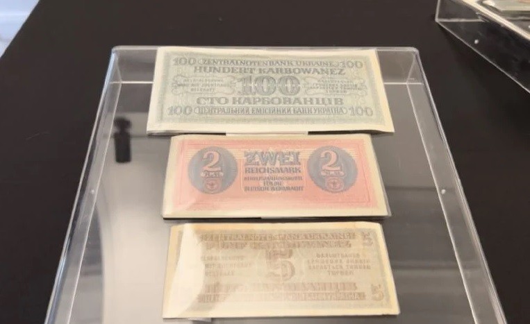La Aduana entrega billetes del nazismo al museo del Holocausto de Buenos Aires | Nacionales