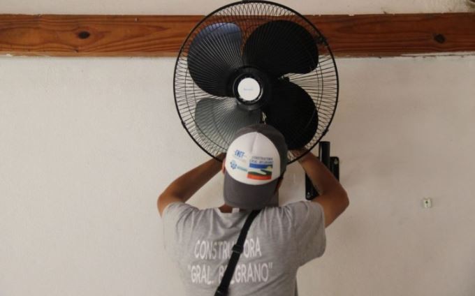 Uno de los ventiladores de "alta tecnología" instalado en una escuela de Ensenada se cayó y golpeó a una alumna | Nacionales