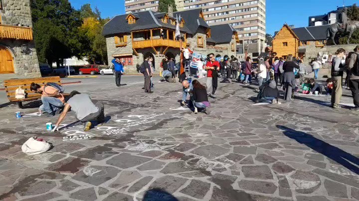 Arrojaron aguarrás y aceite para que no puedan pintarse pañuelos blancos en la plaza de Bariloche | Nacionales