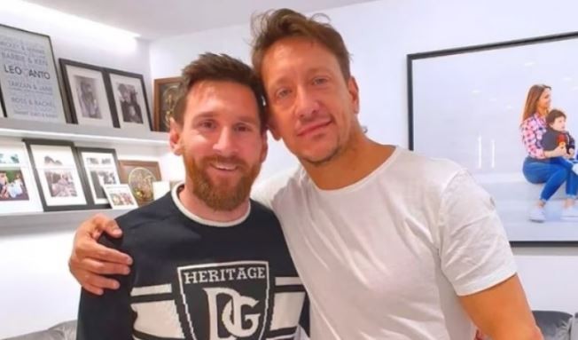 Nico Vázquez salió del teatro para frenar a los fanáticos de Messi y aclarar que no había ido a su obra | Espectaculos