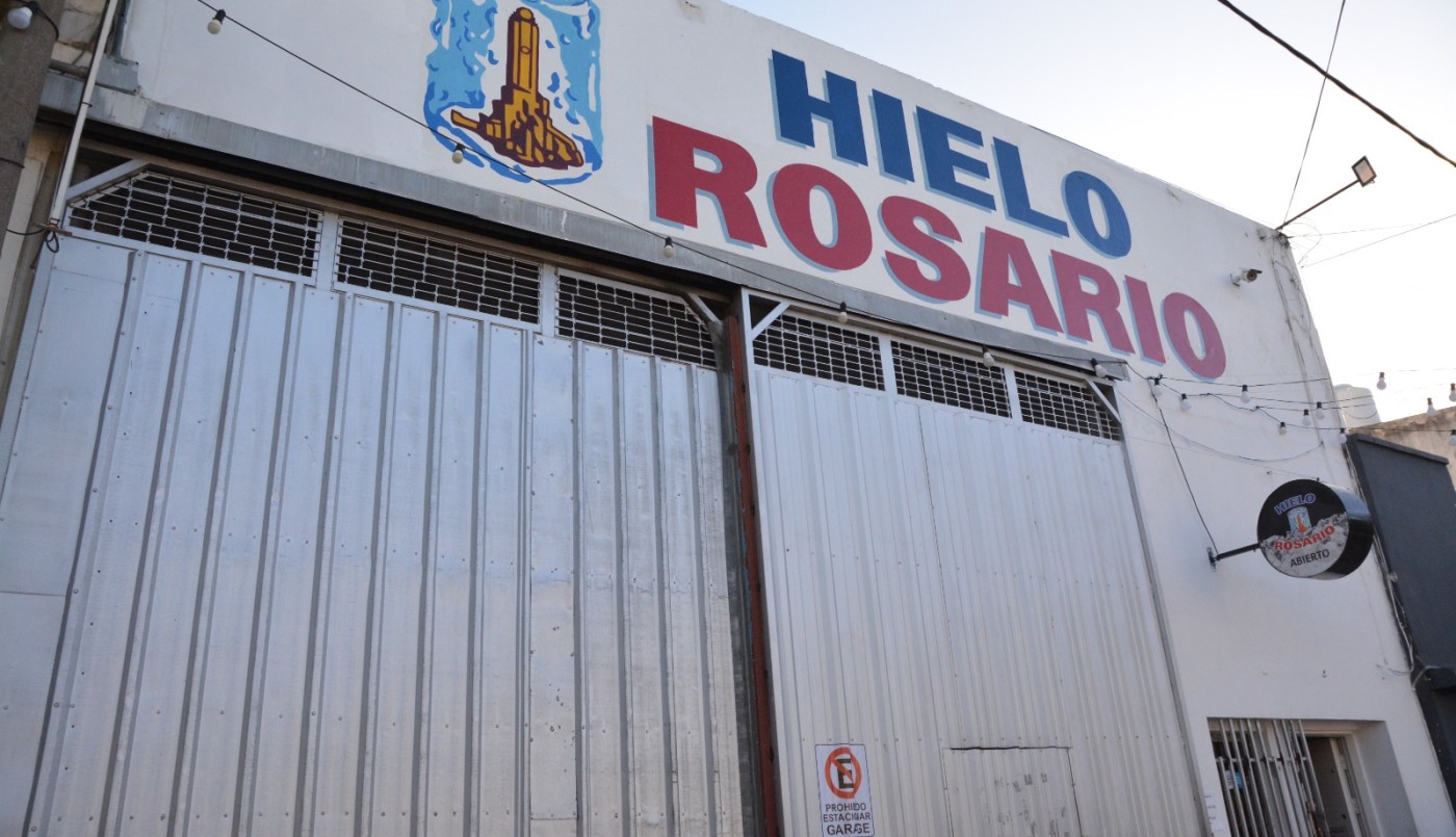 Balearon y dejaron un mensaje con amenaza a una fábrica de hielo en Rosario | Noticias