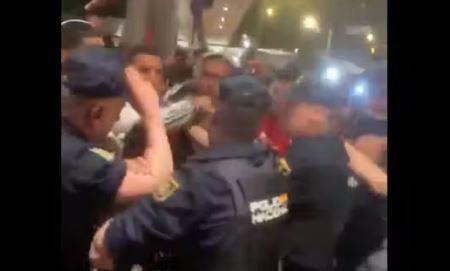 Escandalosa agresión de Policía española a jugadores del seleccionado de Perú | Deportes