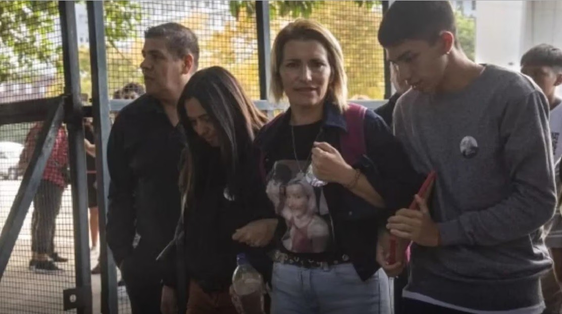 La mamá de Lucas González sufrió un fuerte golpe cuando intentaba retirarse del juicio | Información General