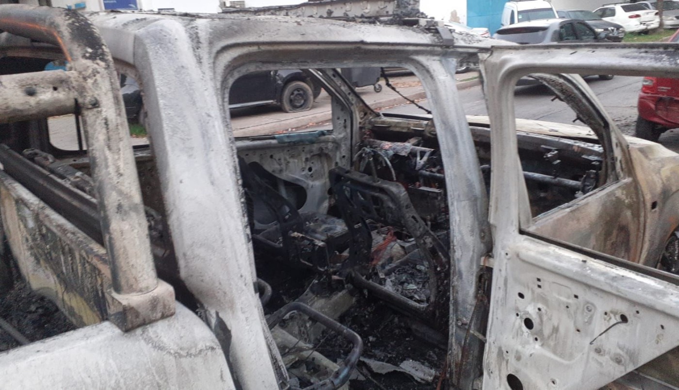 Arrojaron molotov, incendiaron un móvil policial y dejaron una amenaza en Rosario | Noticias