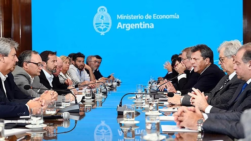 Massa anunció un nuevo Dólar Agro a $300 para la soja y las economías regionales | Nacionales