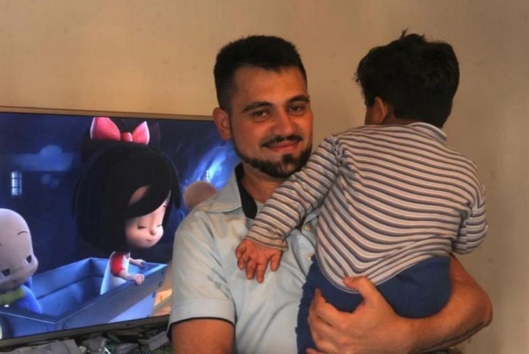 Murió de neumonía el enfermero que había adoptado a un bebé abandonado | Nacionales