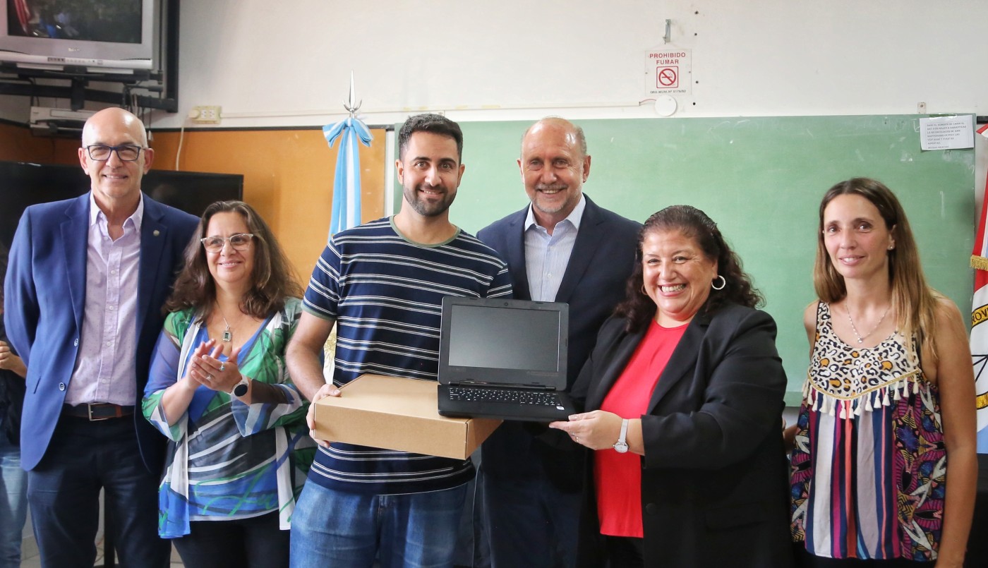 El gobernador Omar Perotti entregó 150 netbooks a institutos técnicos de la ciudad de Rosario | Noticias