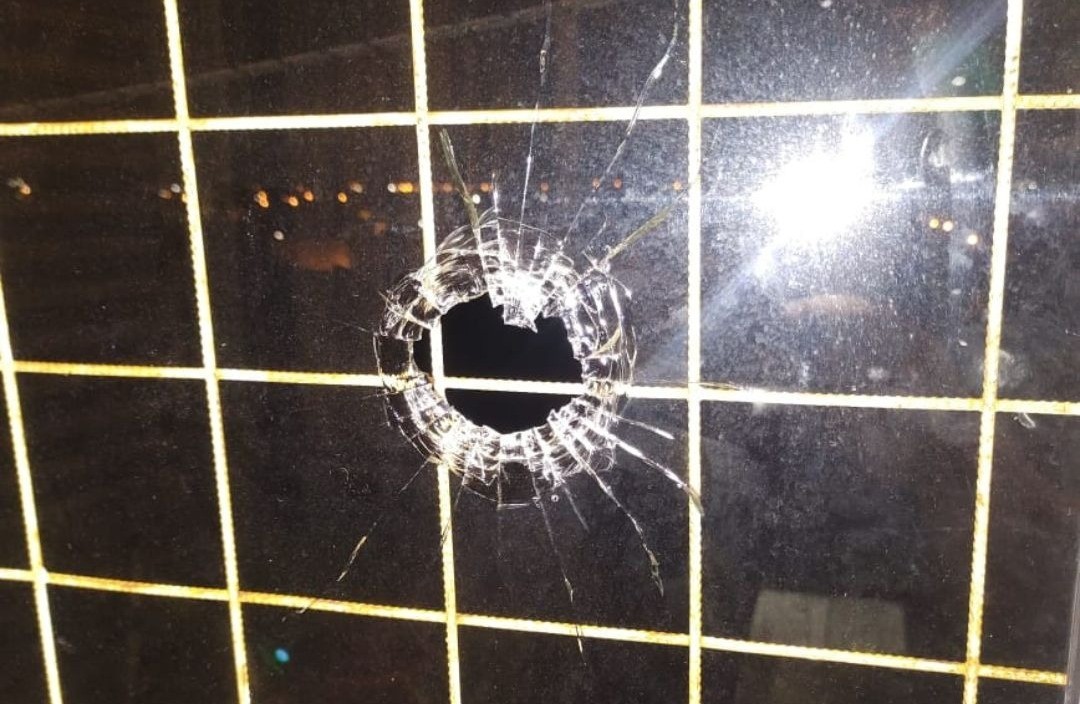 Barrio Alfonso: Estaba cenando en su casa y una bala perdida impactó en su rodilla | Policiales