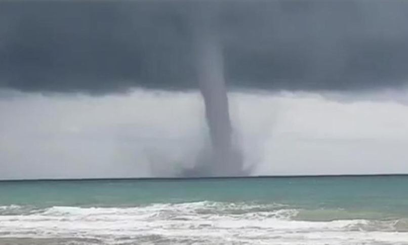 Una tromba marina sorprende en las costas de Necochea durante una tormenta | Nacionales