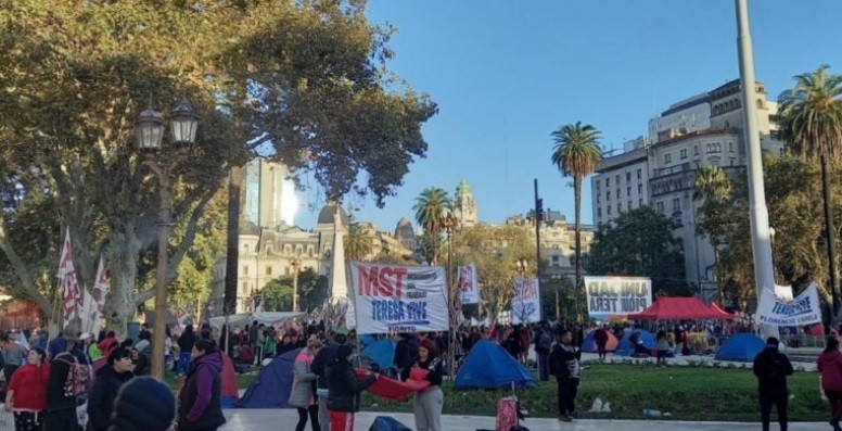 Tras acampar, piqueteros piden reunión con el Presidente y marchan a Desarrollo Social | Nacionales