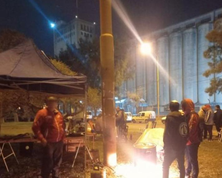 Fleteros bloquean el ingreso de vehículos de carga al Puerto de Santa Fe | Noticias