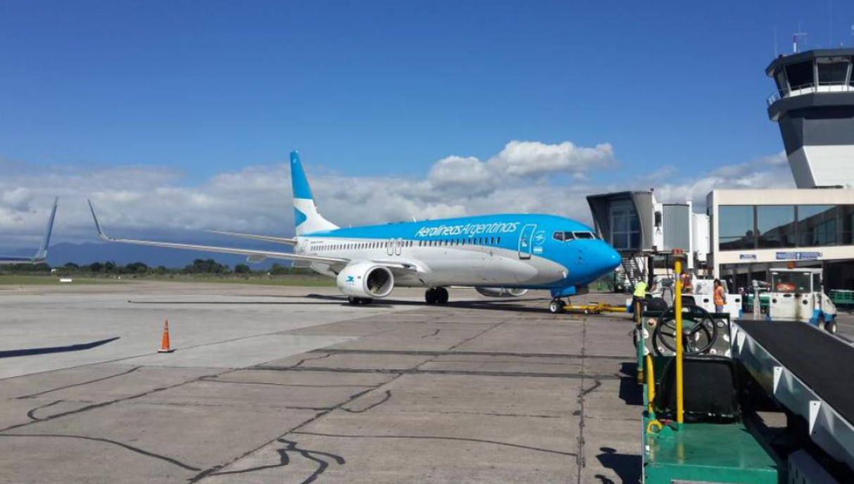 Un pasajero fue detenido por sustraerle pertenencias a las azafatas en pleno vuelo | Nacionales