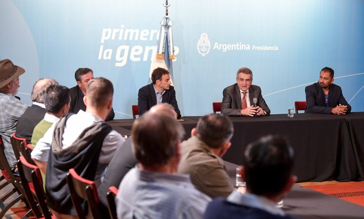 Agustín Rossi se reunió en la Casa Rosada con más de 70 presidentas y presidentes comunales de Santa Fe | Noticias