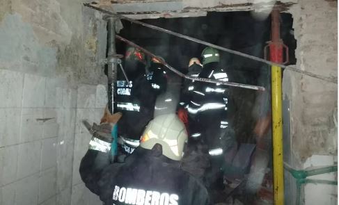 Se derrumbó una casa en Floresta: dos muertos y varias personas atrapadas | Nacionales