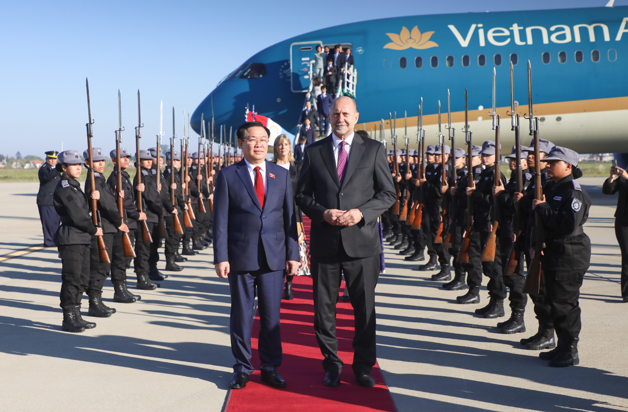 Perotti recibió en el Aeropuerto de Rosario al embajador de Vietnam | Noticias