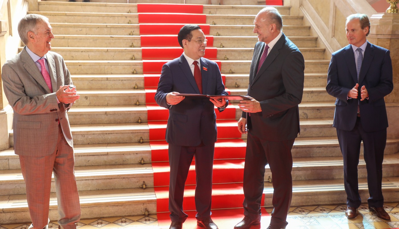 El gobernador Omar Perotti recibió al presidente de la Asamblea Nacional de Vietnam en Rosario | Noticias