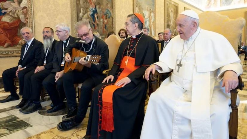 León Gieco cantó "Sólo le pido a Dios" ante el papa Francisco y otros 100 argentinos en el Vaticano | Espectaculos