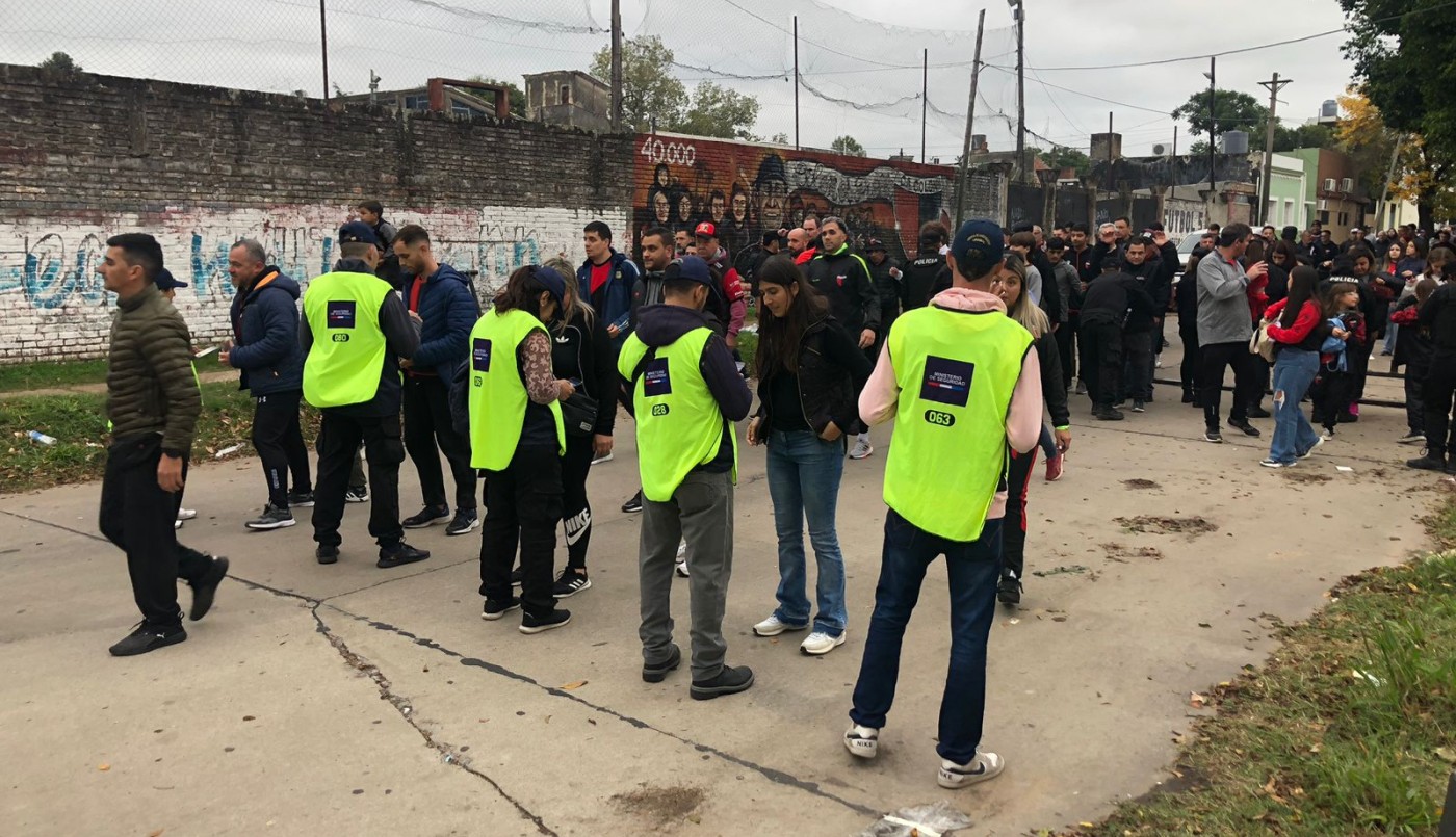 Detuvieron a dos hinchas de Colón antes del partido ante Banfield | Policiales