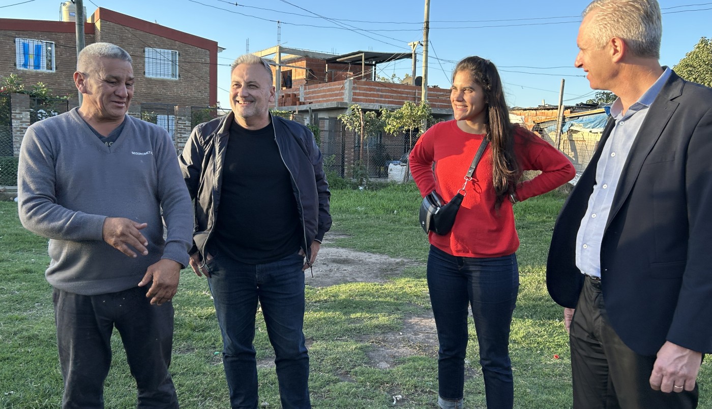 Rabbia y Lewandowski visitaron el Club Los Pumas tras aportar materiales para construir un paredón contra balaceras | Legislativas