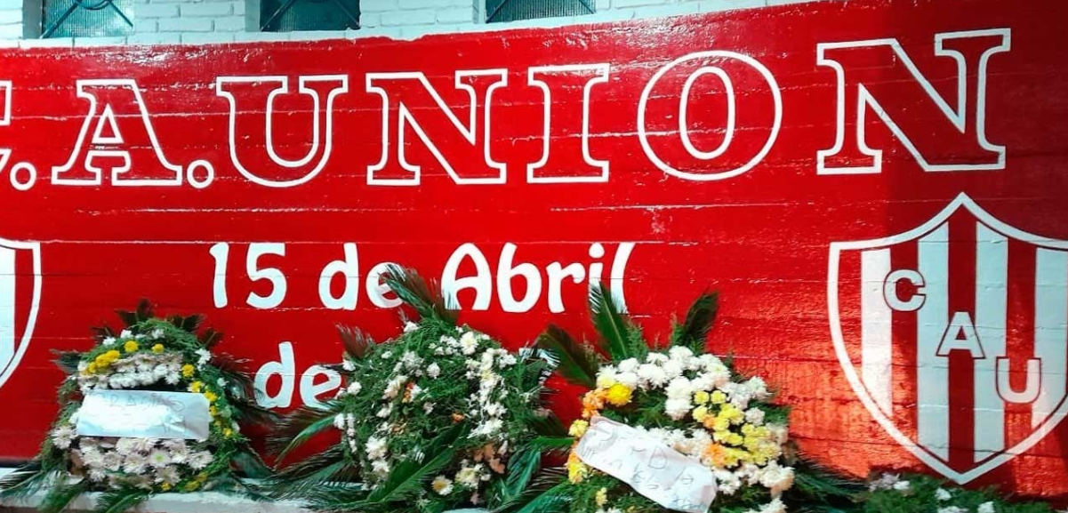 La sede de Unión amaneció con una corona de flores y mensajes intimidatorios | Deportes