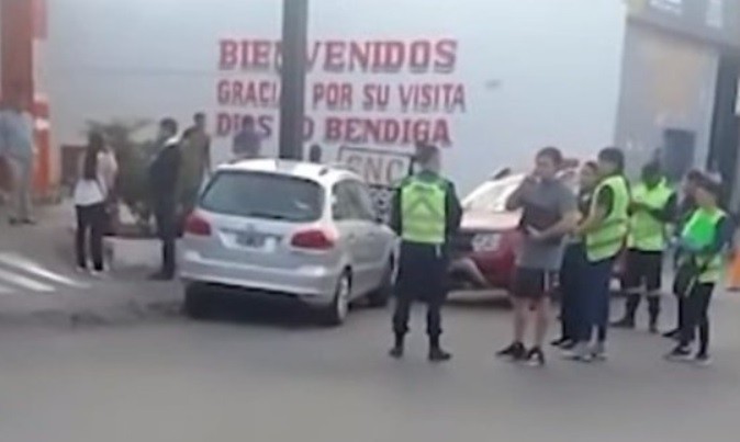 Dejó estacionado el auto en una pendiente sin freno de mano: murió un joven atropellado | Nacionales