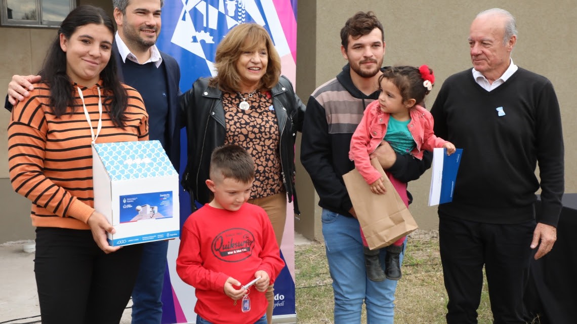 Silvina Frana encabezó la entrega de 15 viviendas en Llambi Campbell | Noticias