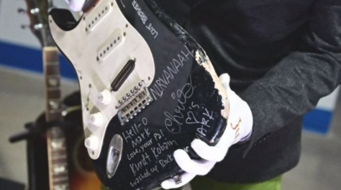 Subastaron una guitarra destrozada de Kurt Cobain por casi 600 mil dólares | Espectaculos