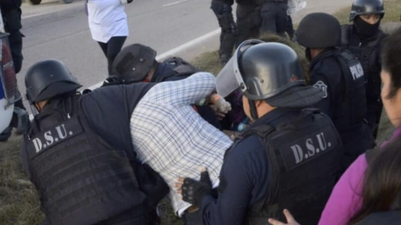 Veinte docentes fueron detenidos por cortar el acceso a la ciudad de Salta | Nacionales