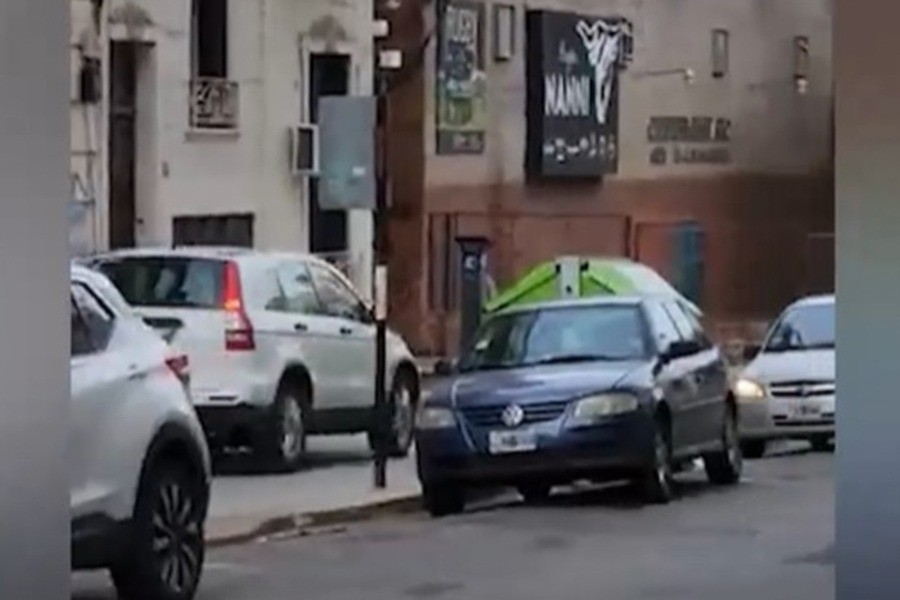 Rosario: Escracharon a conductor que circulaba por la vereda en pleno centro | Noticias