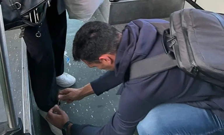 El gran gesto de Lionel Scaloni: le ató los cordones a una señora en un colectivo | Deportes