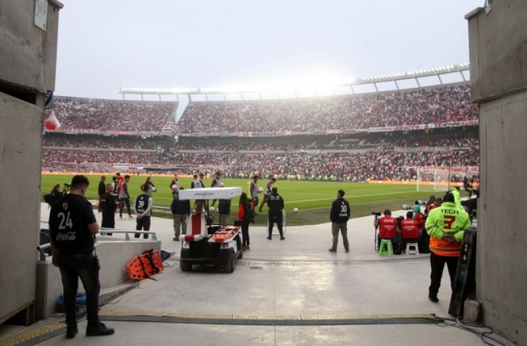Tras la suspensión del partido, tres hinchas de River le robaron el arma a una policía | Nacionales