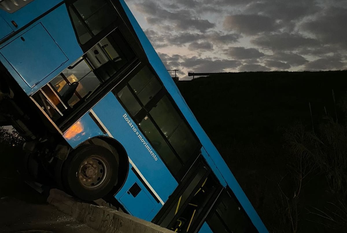 Impactante: un colectivo desbarrancó y quedó suspendido en un arroyo en Rosario | Noticias