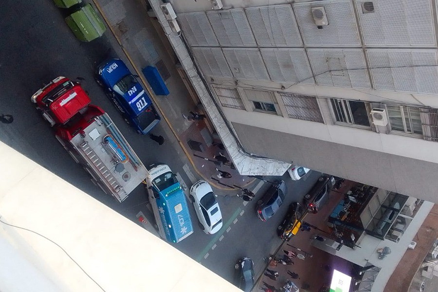 Desesperante: sufrió más de una hora por las manos atascadas en una persiana | Noticias