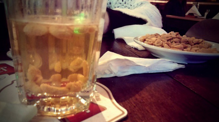 Científicos descubren por qué los maníes "bailan" en la cerveza | Información General