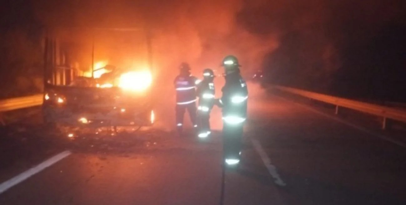 Anoche se incendió un colectivo en  Av de Circunvalación Oeste | Noticias