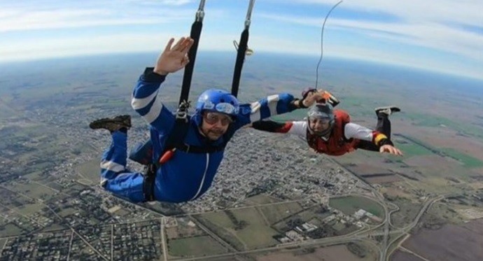 Lobos: se lanzó con paracaídas, no se le abrió en forma correcta, cayó y murió | Nacionales