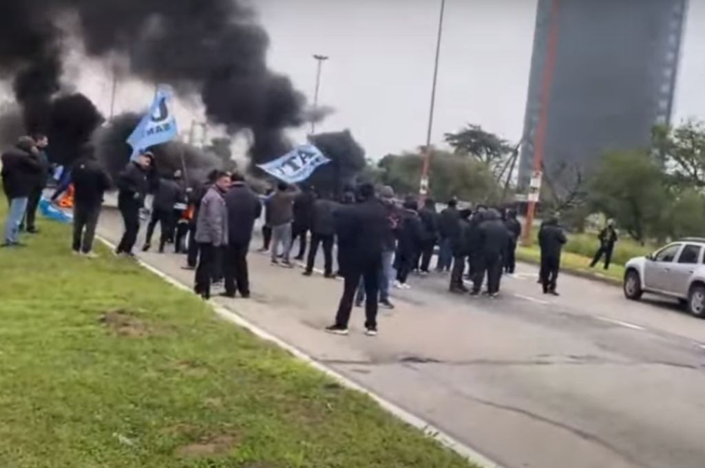 Choferes de UTA realizan un corte en la Ruta 168 | Noticias