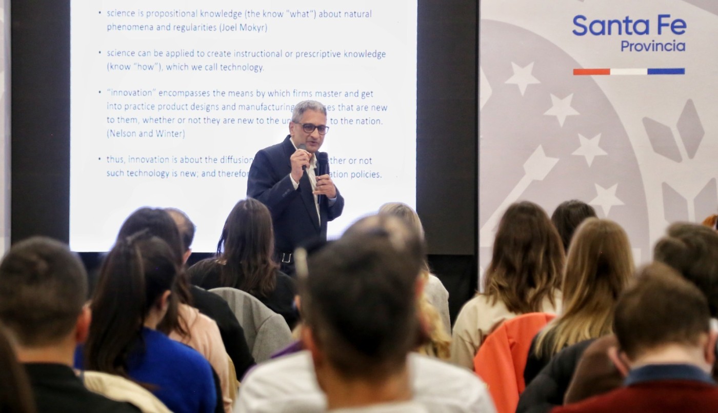 Un intelectual de India, abrió el ciclo de charlas sobre innovación e inteligencia artificial | Noticias