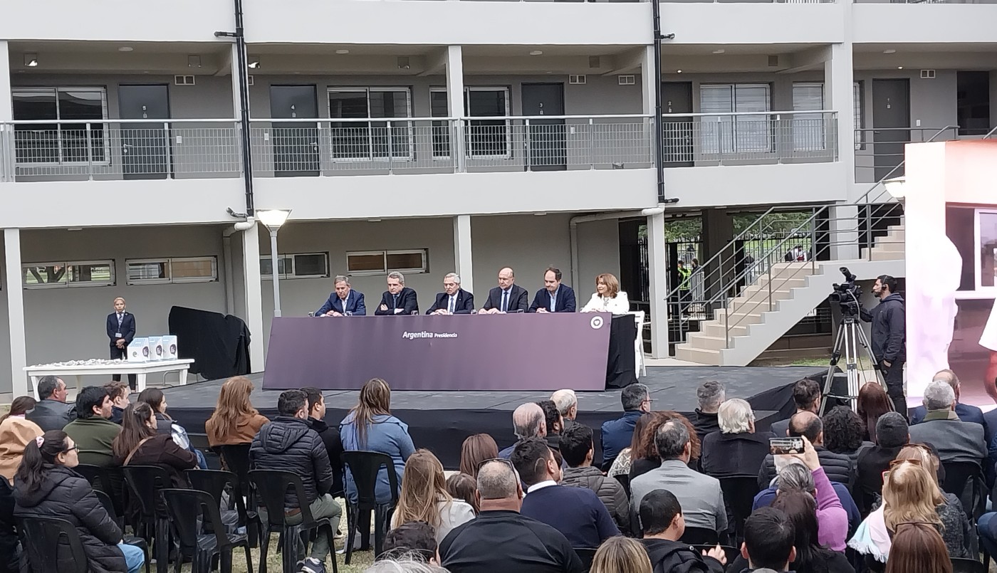 Alberto Fernández llegó a Santa Fe y entregó viviendas del Plan Procrear II | Noticias