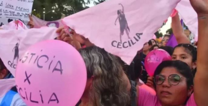 Marcha a un mes de la desaparición de Cecilia: tiñeron de rosa el puente que une Chaco y Corrientes | Nacionales