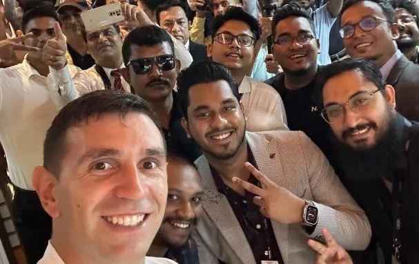 "Dibu" Martínez causa furor en Bangladesh durante una visita promocional | Deportes