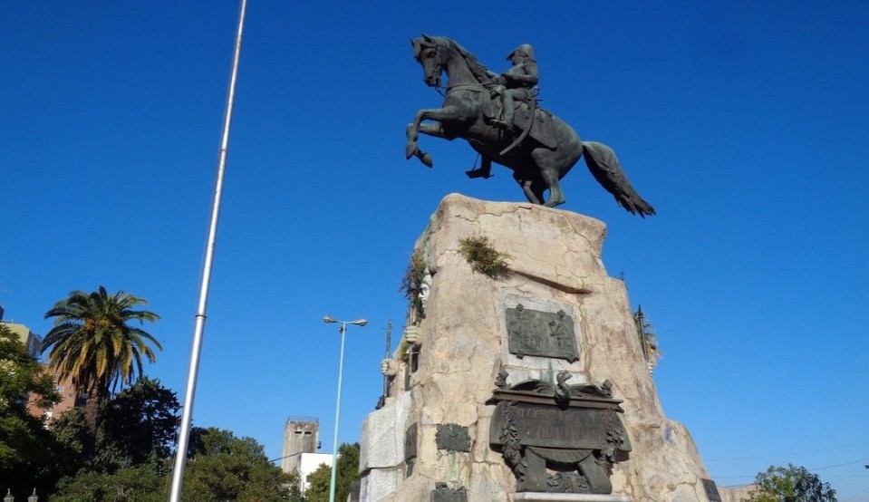 Violenta pelea entre cuidacoches, con facas y fierros, a metros del Ministerio de Seguridad | Policiales