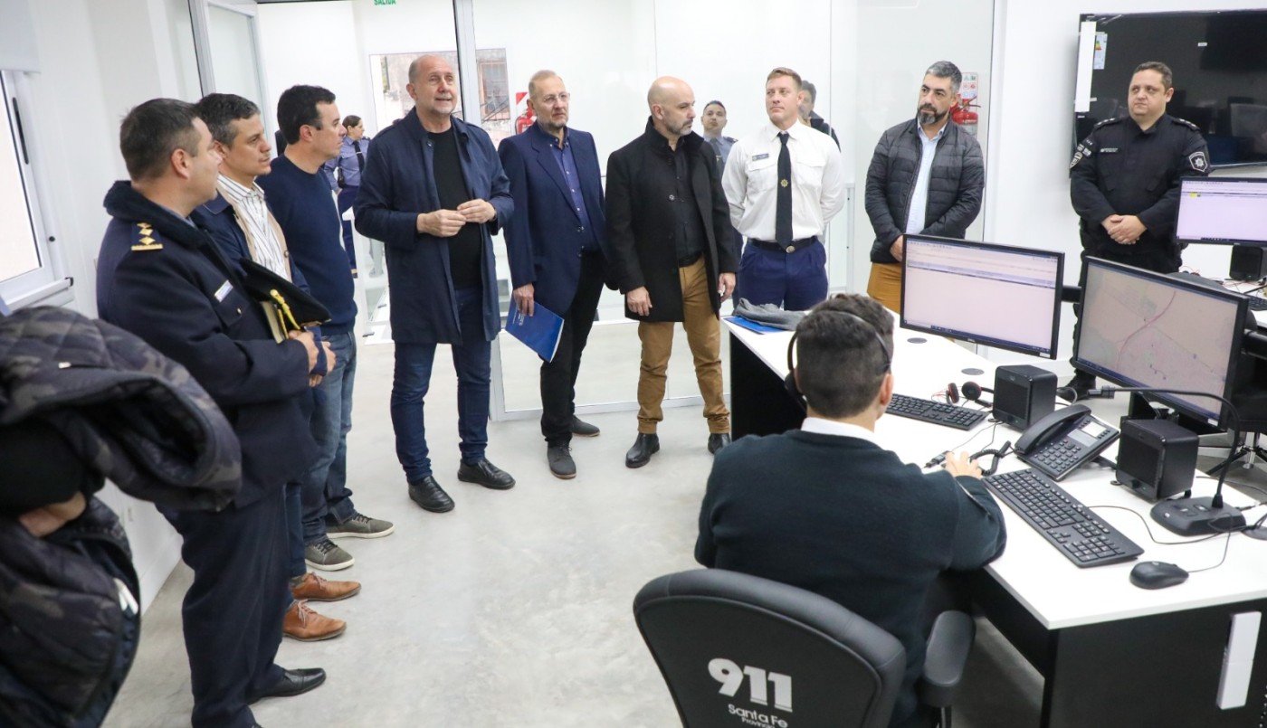 Perotti recorrió las nuevas instalaciones del 911 en la ciudad de Santa Fe | Información General