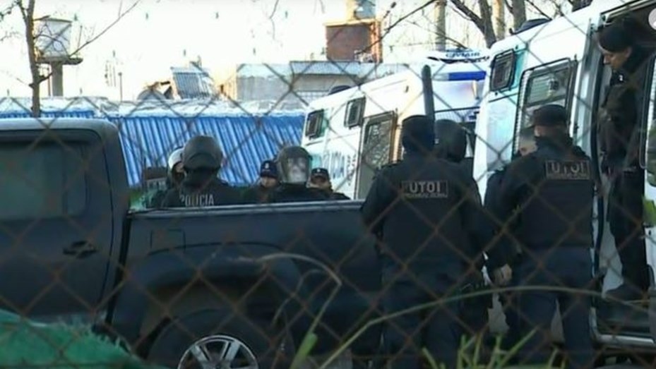 Motín en una comisaría de Ituzaingó: trasladan a detenidos que retuvieron a policías mujeres | Nacionales