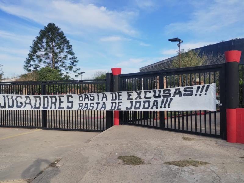 "Basta de joda": el pasacalles para los jugadores de Colón que apareció tras la derrota con Arsenal | Deportes